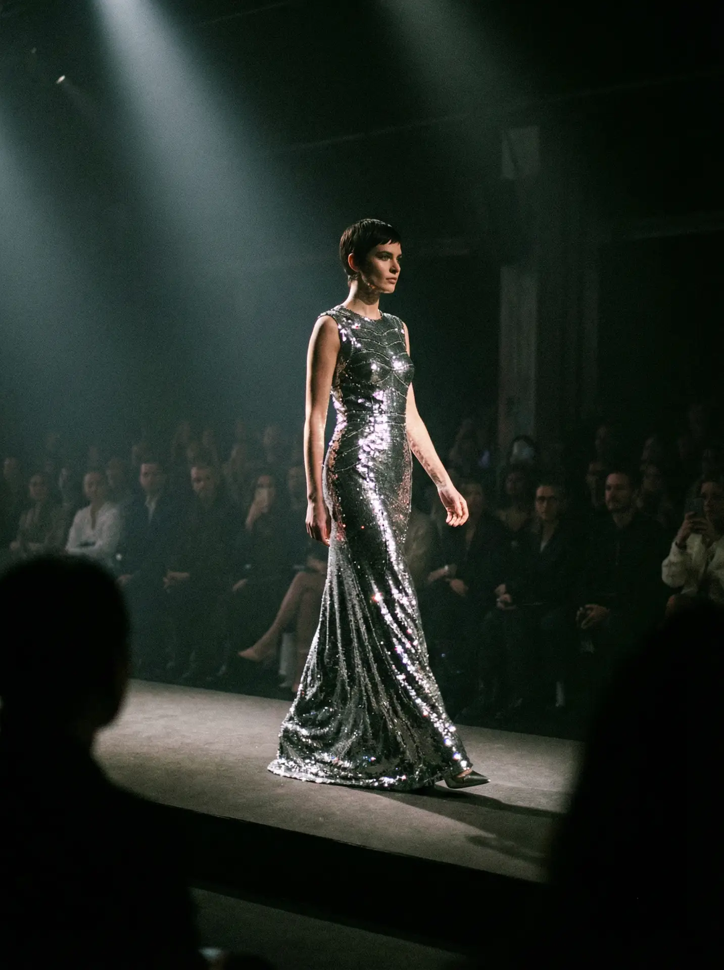 银色亮片礼服T台走秀视频精选